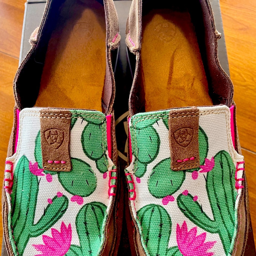 Woman’s Ariat Cruiser shoes